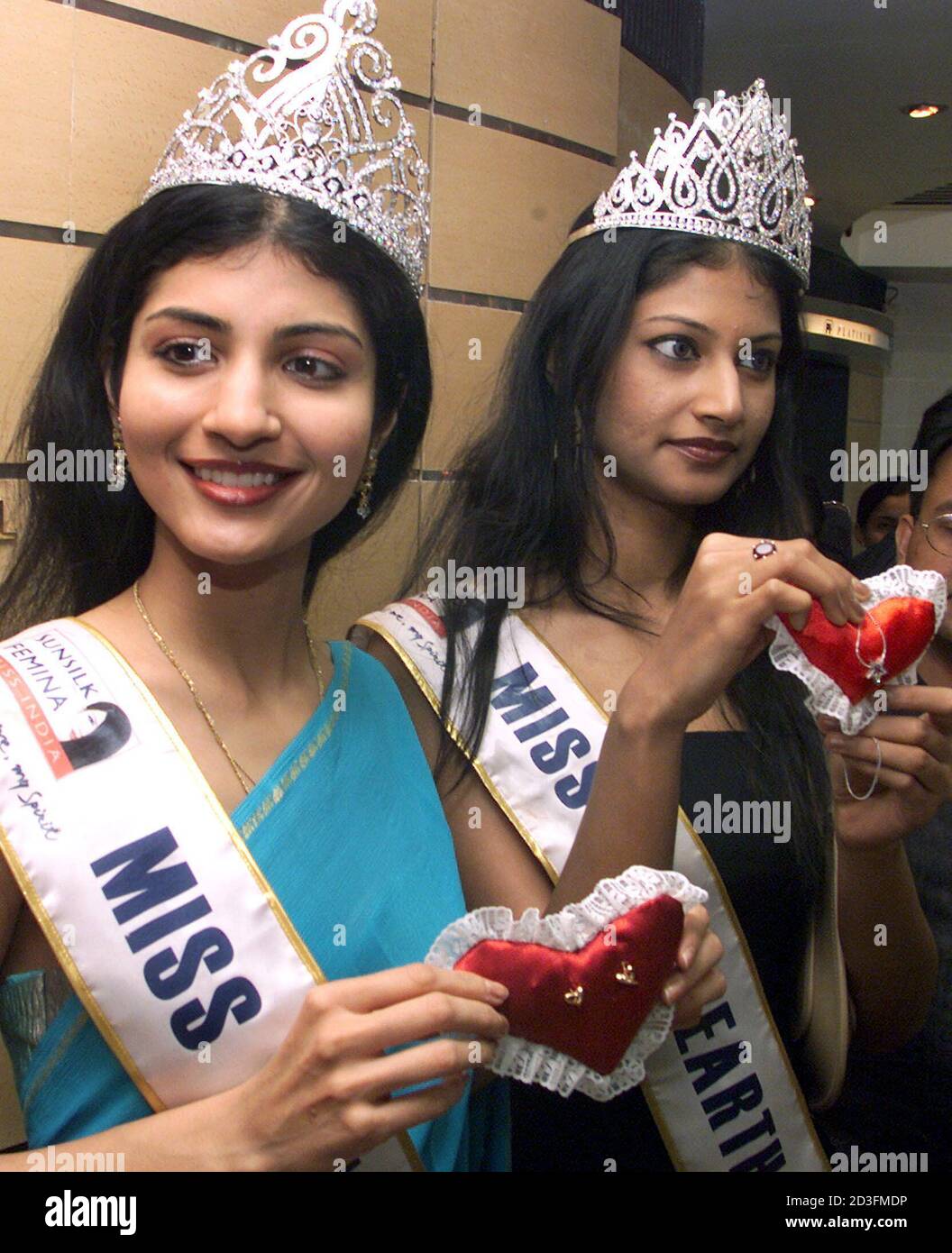 Miss India World 2003 ami Vashi (L) et Miss India Earth Shweta Vijay  participent au lancement d'une collection de bijoux de la Saint-Valentin à  Bombay le 7 février 2003. La Saint-Valentin a