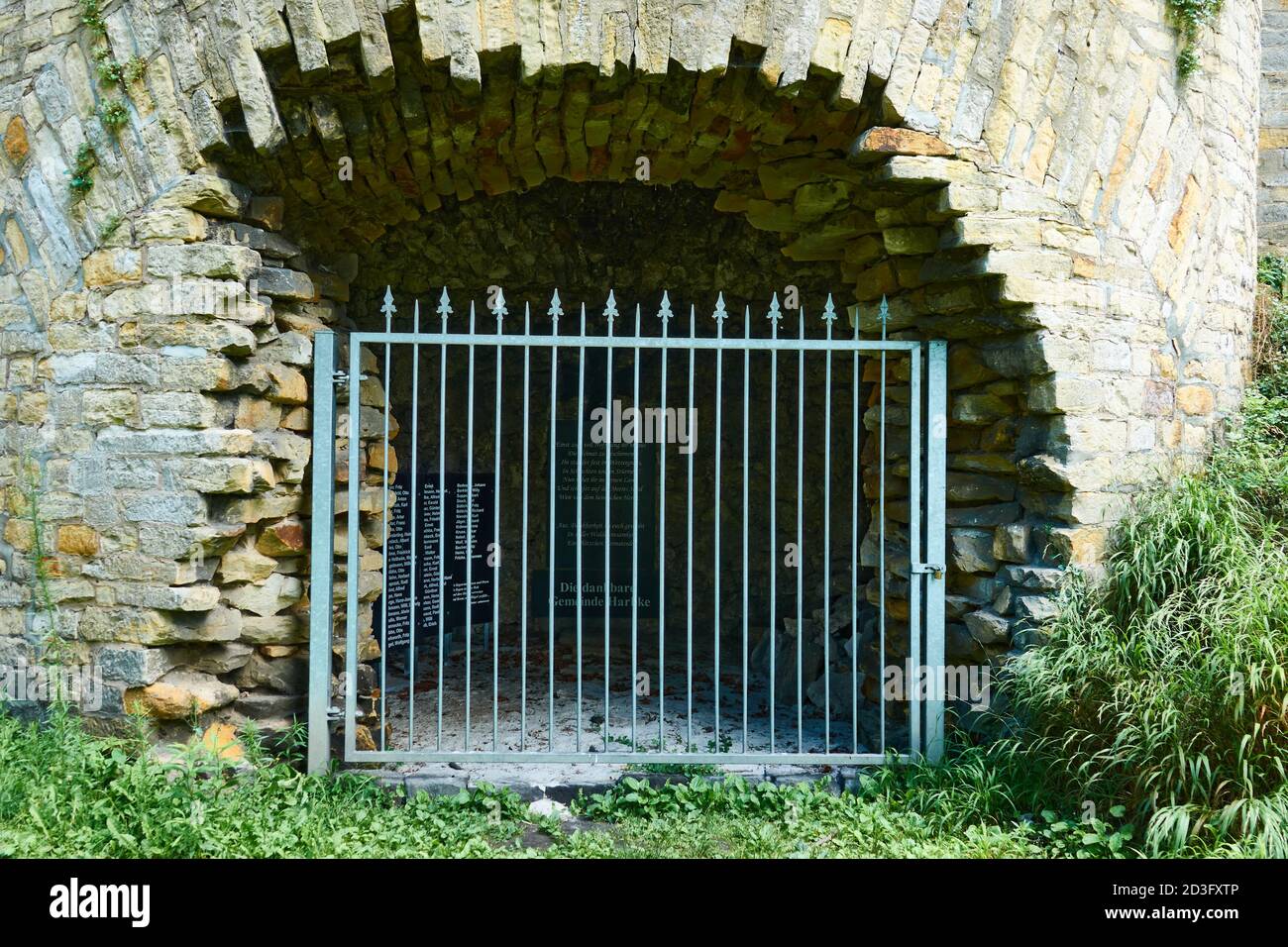 Harbke, Allemagne, 17 juillet 2020: Plaques commémoratives pour les défenseurs et les protecteurs décédés à l'entrée barrée de la partie inférieure d'un c historique Banque D'Images