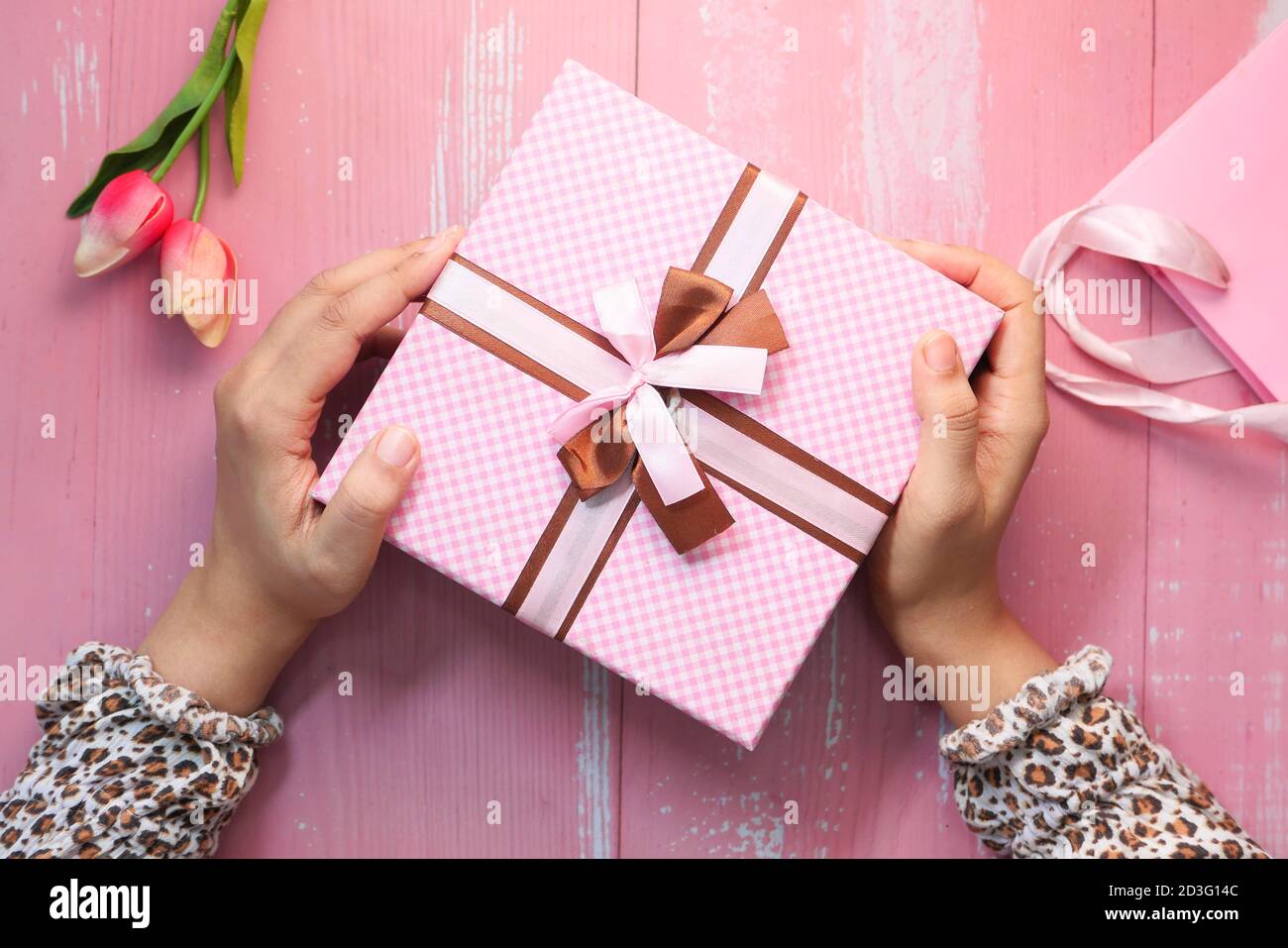 boîte-cadeau rose pour femmes, vue de dessus Banque D'Images