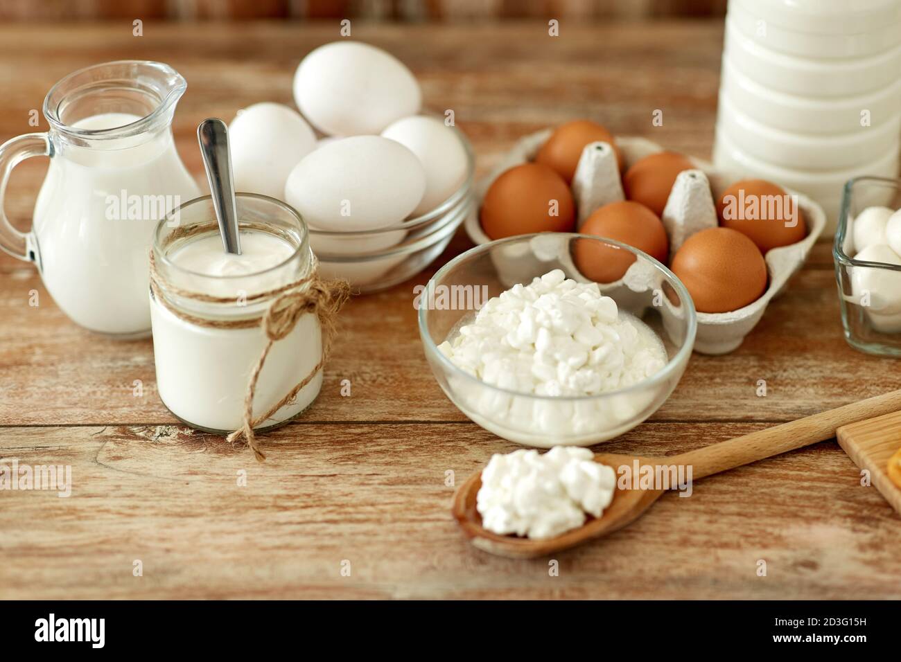 fromage cottage, yaourt, lait et œufs de poulet Banque D'Images