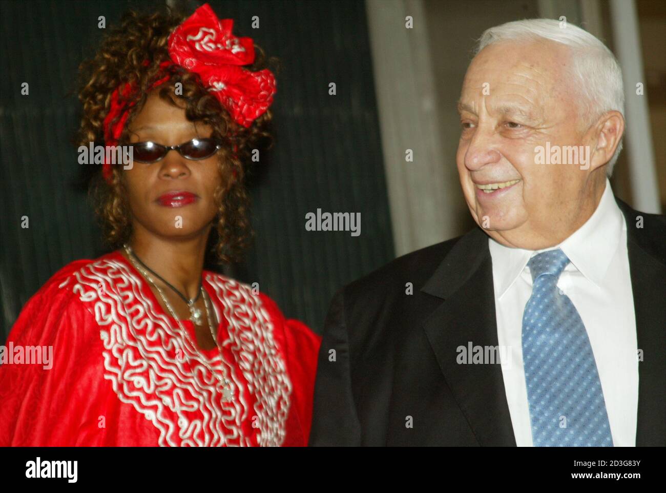 Le Premier ministre israélien Ariel Sharon (R) rencontre la star pop  américaine Whitney Houston à Jérusalem le 27 mai 2003. Houston était en  Israël avec son mari, le chanteur de rythme et