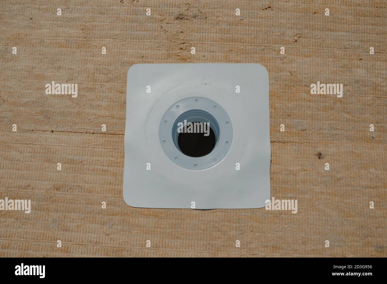 Drains montés sur le toit d'un très grand hall industriel. drain de toit en pvc Banque D'Images