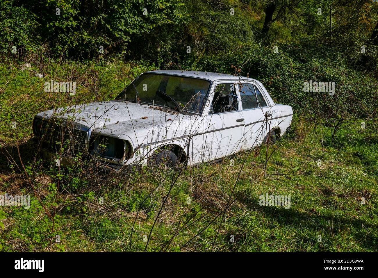 Véhicule abandonné ariege Banque de photographies et d’images à haute résolution Alamy