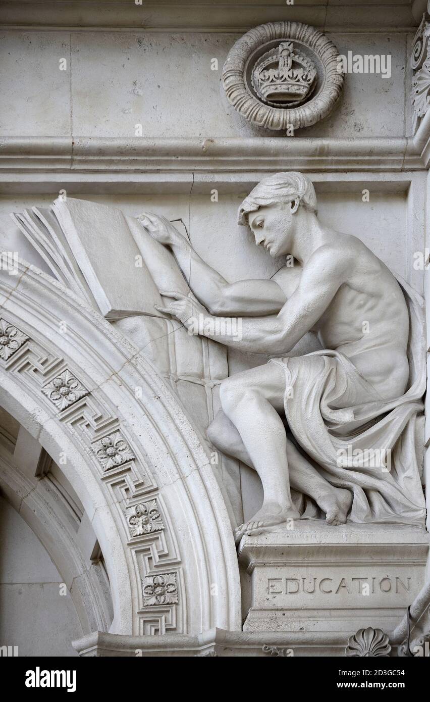 Londres, Angleterre, Royaume-Uni. Bureau des affaires étrangères et du Commonwealth (1868) Whitehall. Figure allégorique (Henry Hugh Armstead : 1828-1905) représentant l'éducation Banque D'Images