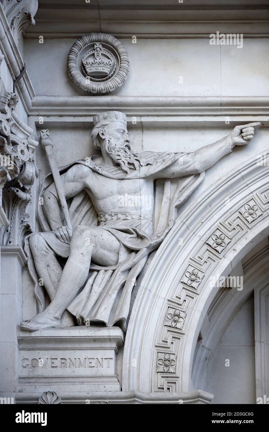 Londres, Angleterre, Royaume-Uni. Bureau des affaires étrangères et du Commonwealth (1868) Whitehall. Figure allégorique (Henry Hugh Armstead, 1828-1905) représentant le gouvernement Banque D'Images
