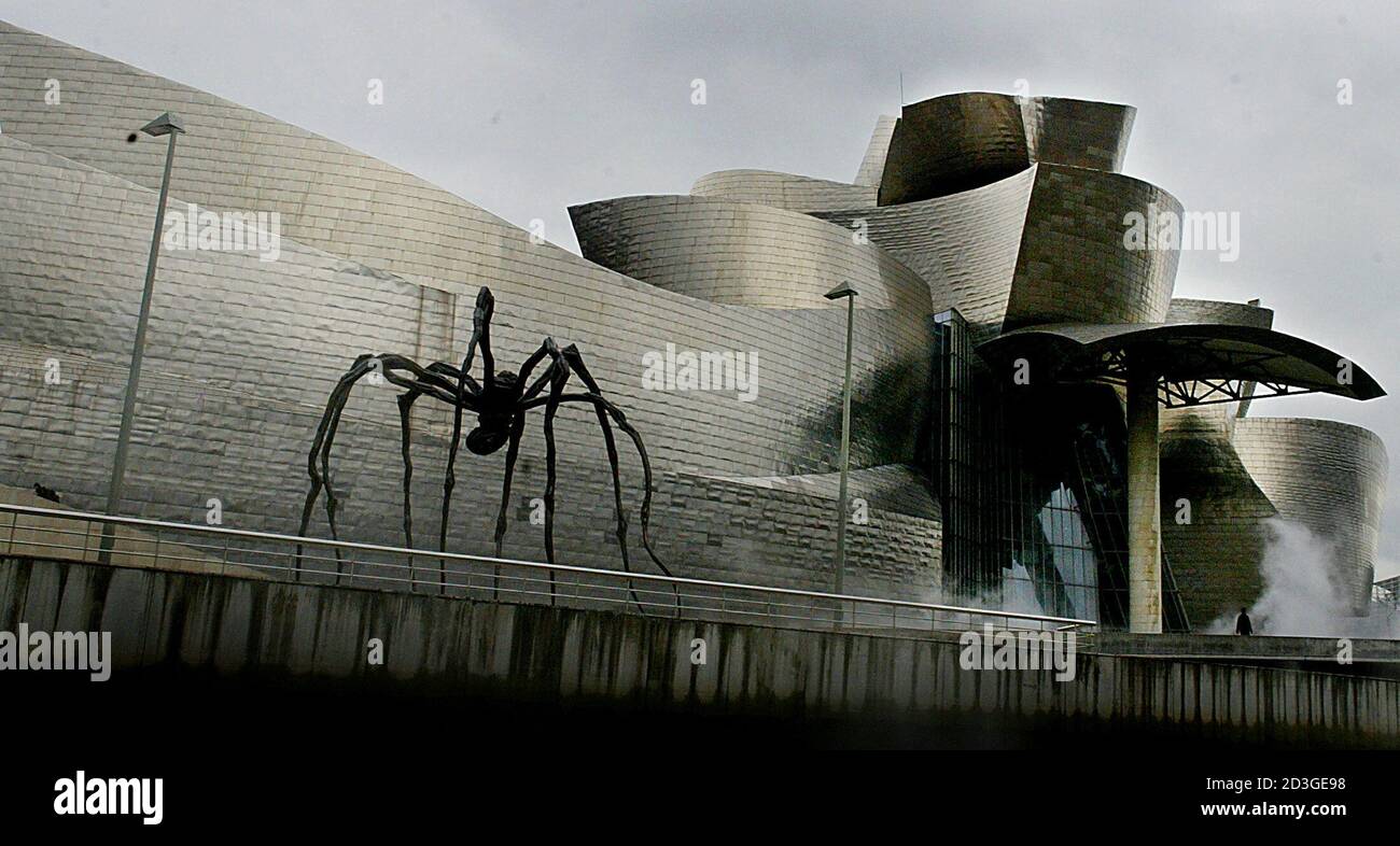 Le musée Guggenheim d'art moderne est vu enveloppé de brume provenant de  l'artiste japonais de brouillard Fujiko Nakaya 'Fog Sculpture #80250' à  Bilbao, Espagne le 12 avril 2005 Photo Stock - Alamy
