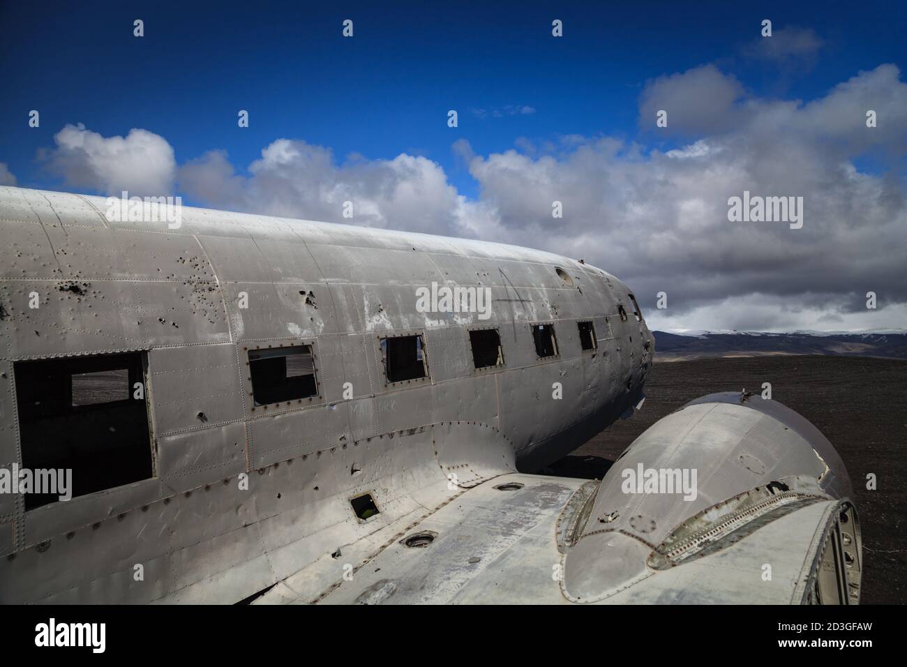 Épave abandonnée de l'avion écrasé US Navy Douglas C-47 Skytrain (basé sur DC-3), épave d'avion sur la plage noire à Sólheimasandur, sud de l'Islande Banque D'Images