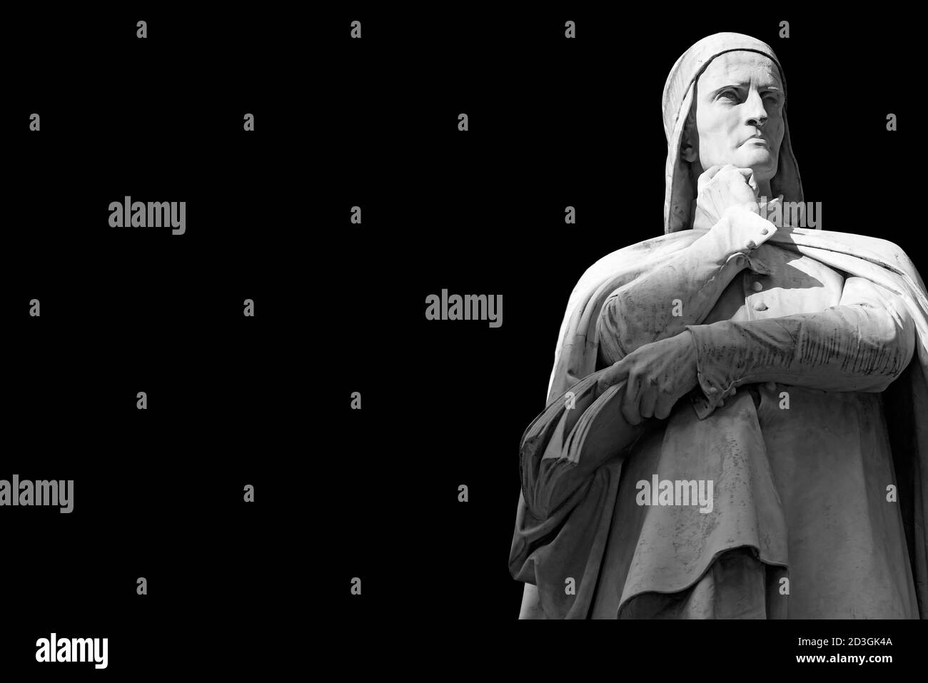 Gros plan de la statue de marbre Dante Alighieri sur la Piazza dei Signori à Vérone isolée sur fond noir. Vénétie, Italie, Europe. Banque D'Images