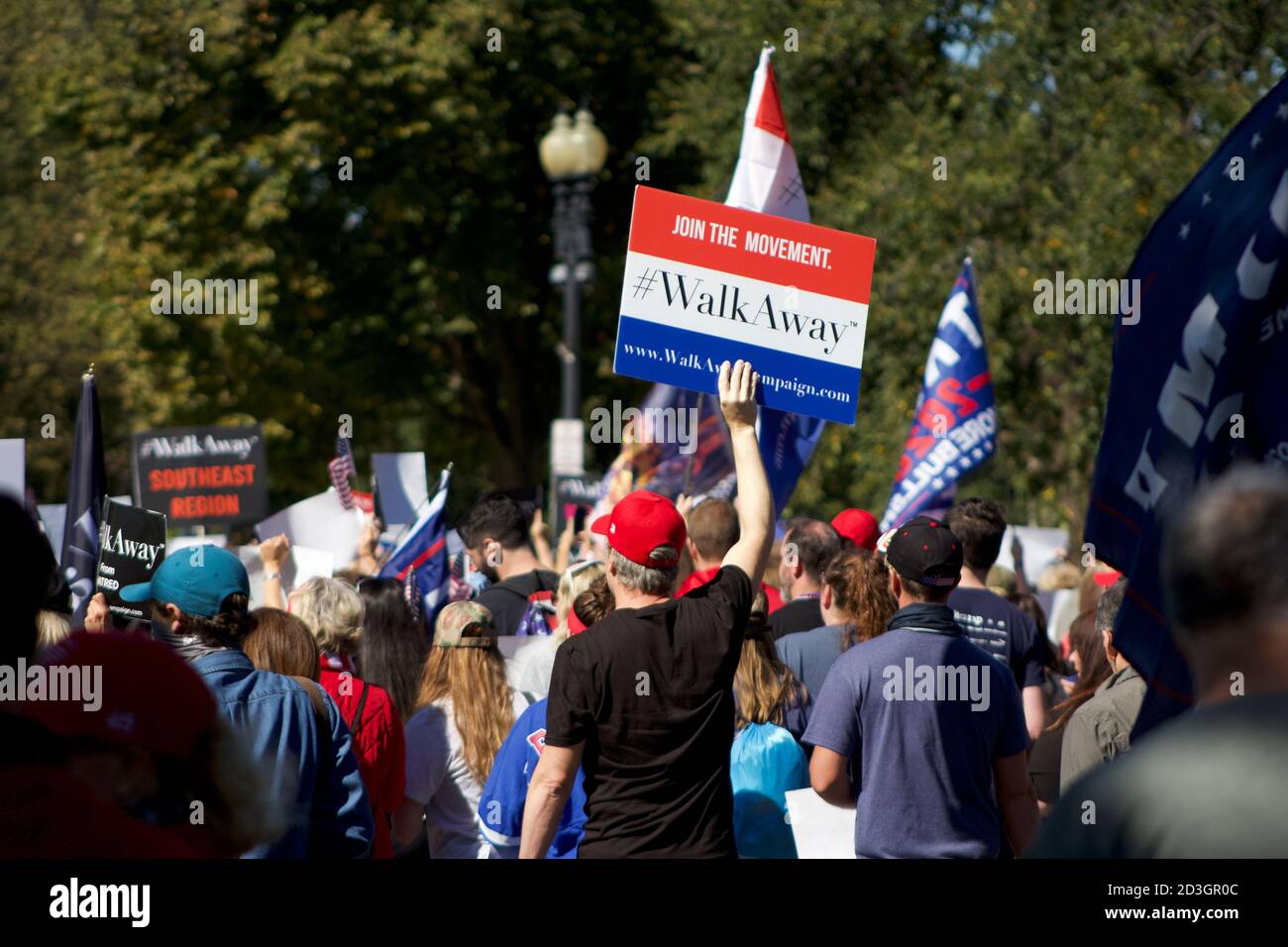 Un homme porte un panneau vers le bas Constitution Ave NW pendant La majorité silencieuse de la campagne #walkaway marche sur Washington (3 octobre 2020) Banque D'Images