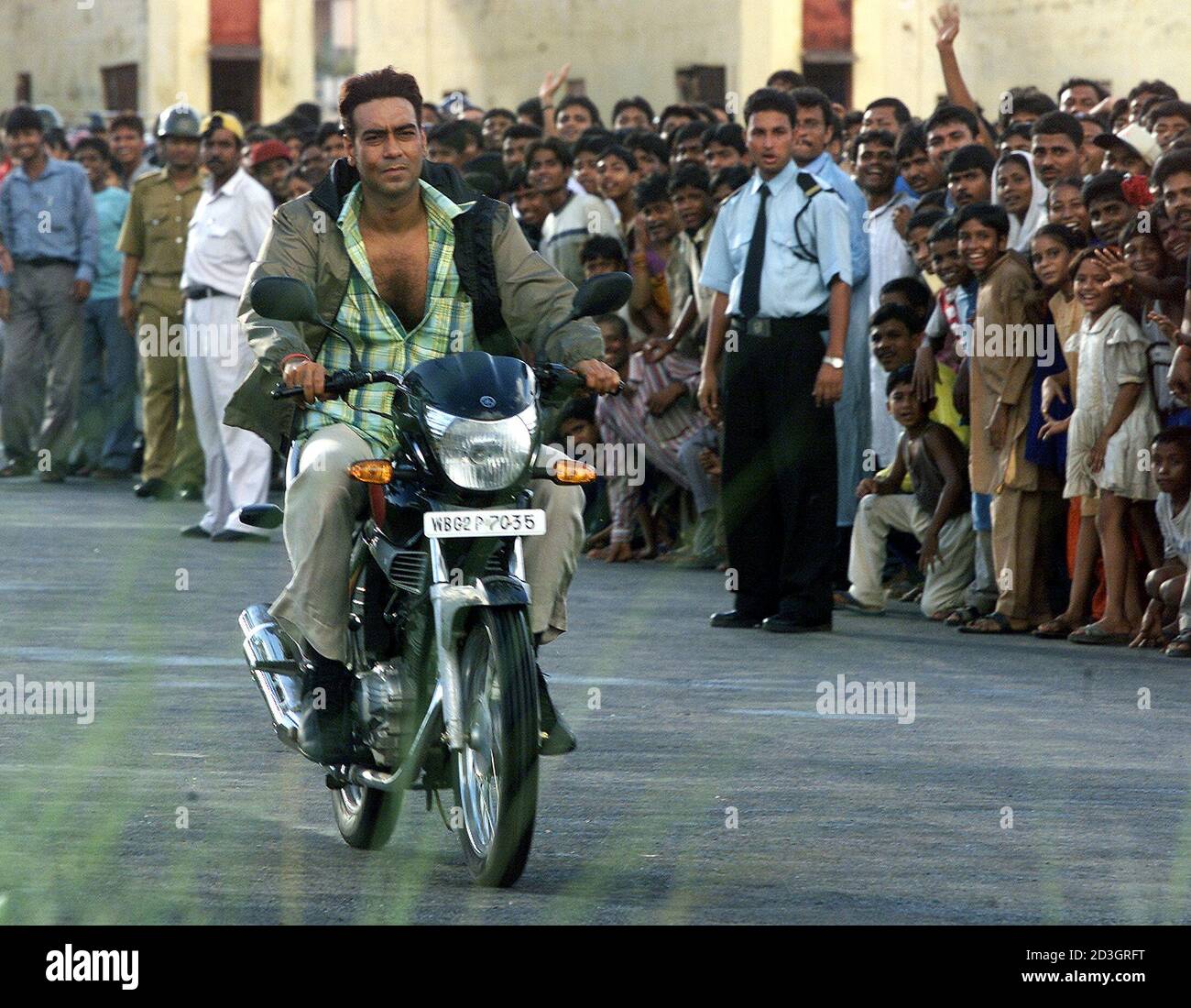 Bollywood Heart-throb Ajay Devgan fait une moto lors d'un tournage dans la  ville indienne de Calcutta, dans l'est du pays, le 18 juillet 2003. La star  de cinéma indienne Vivek Oberoi a