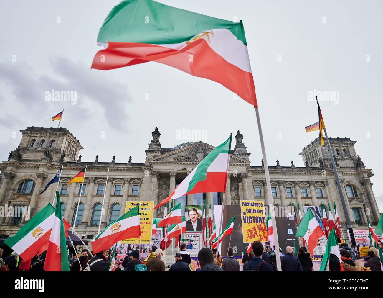 Berlin, Allemagne. 08 octobre 2020. La communauté iranienne en exil se manifeste devant le Reichstag peu de temps avant la Journée mondiale contre la peine de mort, le 10 octobre. Ce sont les photos des personnes actuellement condamnées à mort en Iran et qui attendent leur exécution. Avec le rassemblement de protestation, le Conseil national de résistance de l'Iran (NWRI) demande de mettre fin aux massacres des manifestants et de souligner le danger urgent d'exécution de prisonniers politiques. Credit: Annette Riedl/dpa/Alay Live News Banque D'Images