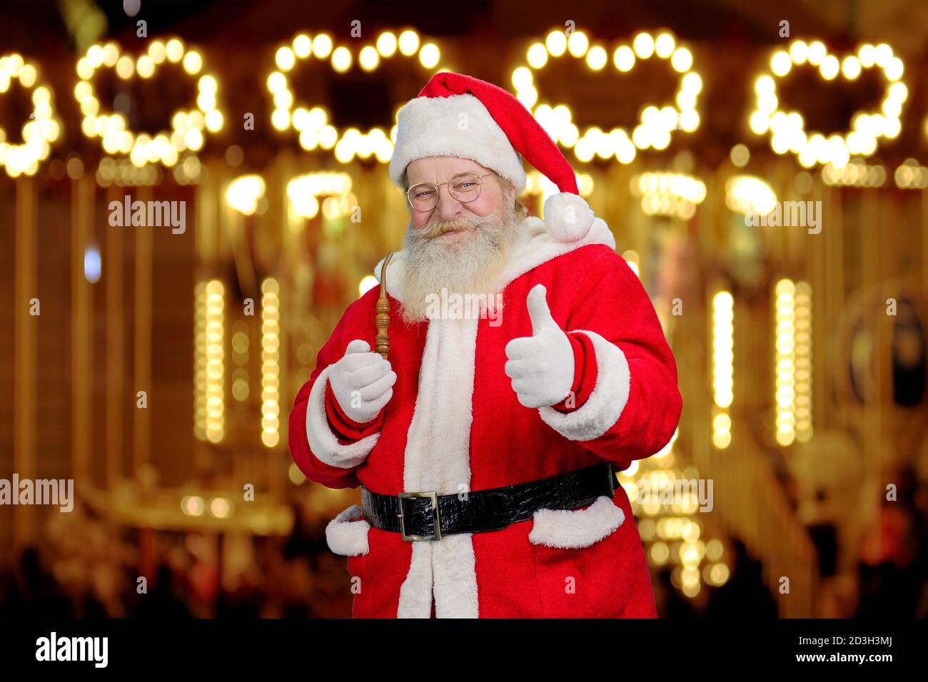 Joyeux père noël qui vous donne le pouce. Banque D'Images