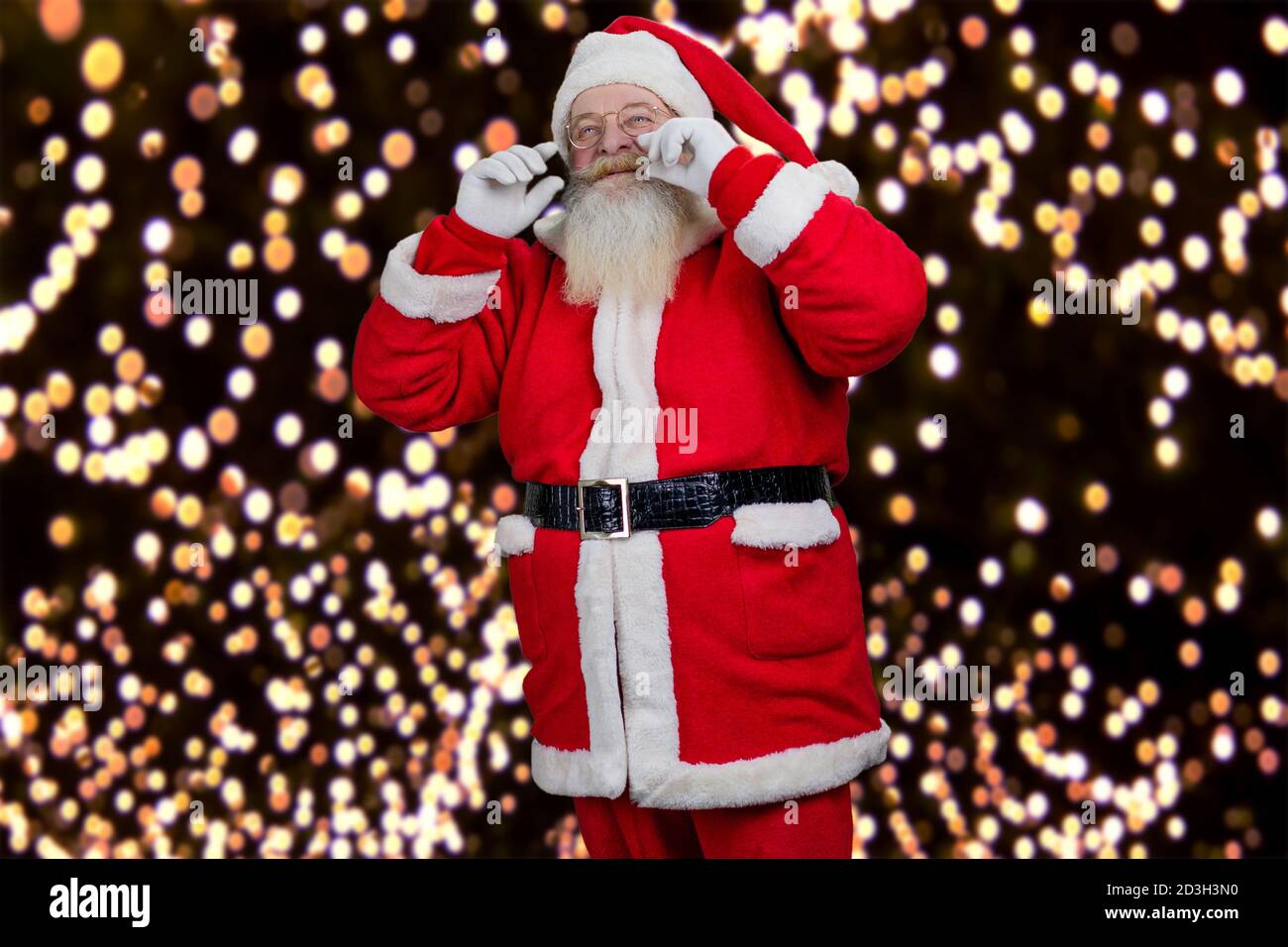 Le Père Noël touche sa moustache. Banque D'Images