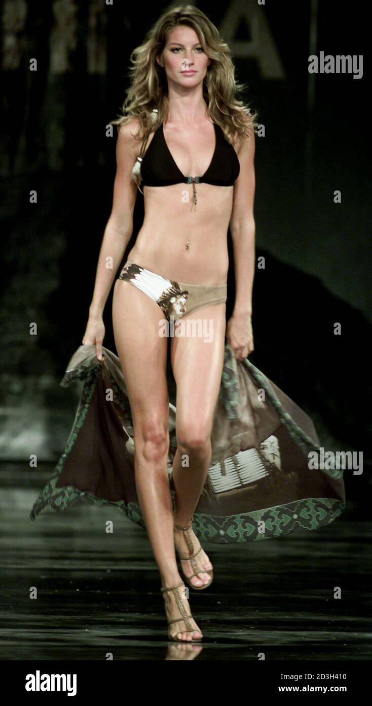 Le supermodèle brésilien Gisele Bundchen présente une création pour la  collection Printemps/été 2002 de la CIA Maritima, à la semaine de la mode  de Sao Paulo le 3 juillet 2001. PW/HB Photo