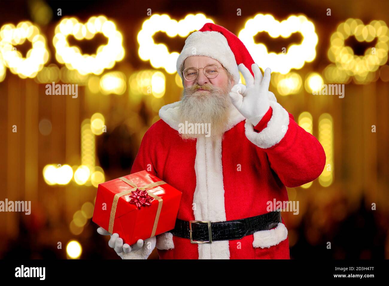 Le Père Noël montre un panneau d'okey. Banque D'Images