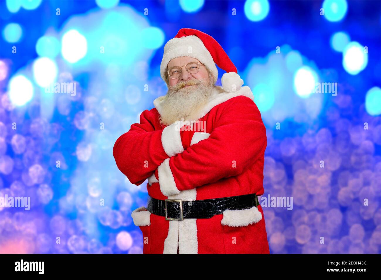 Père Noël senior avec bras croisés, portrait. Banque D'Images