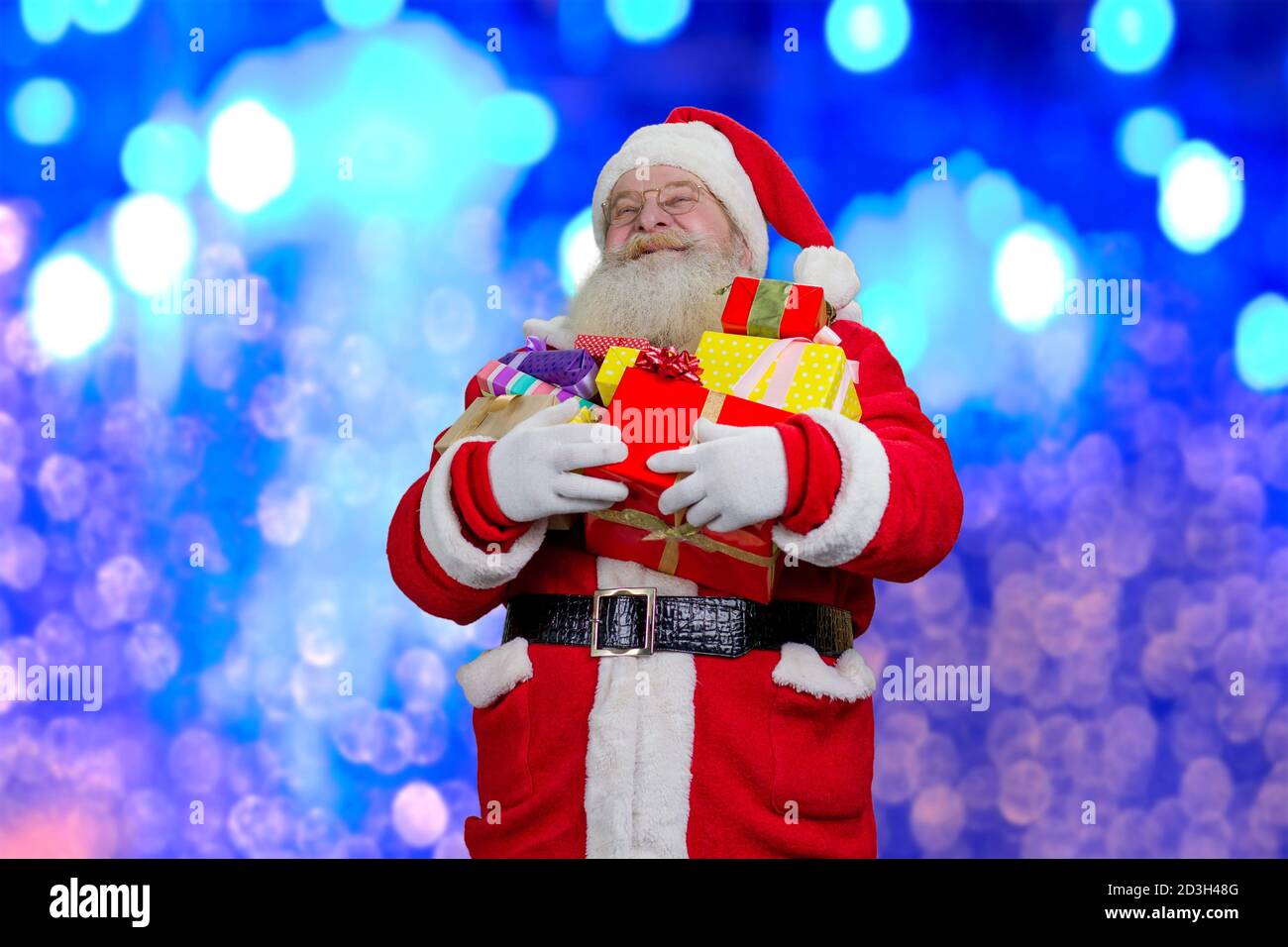 Joyeux Père Noël avec des cadeaux. Banque D'Images