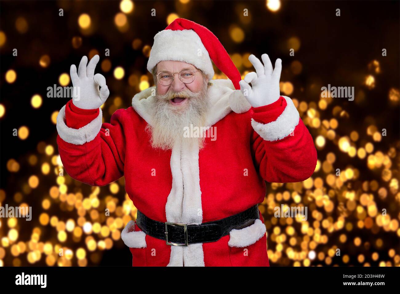 Le Père Noël fait signe ok avec les deux mains. Banque D'Images