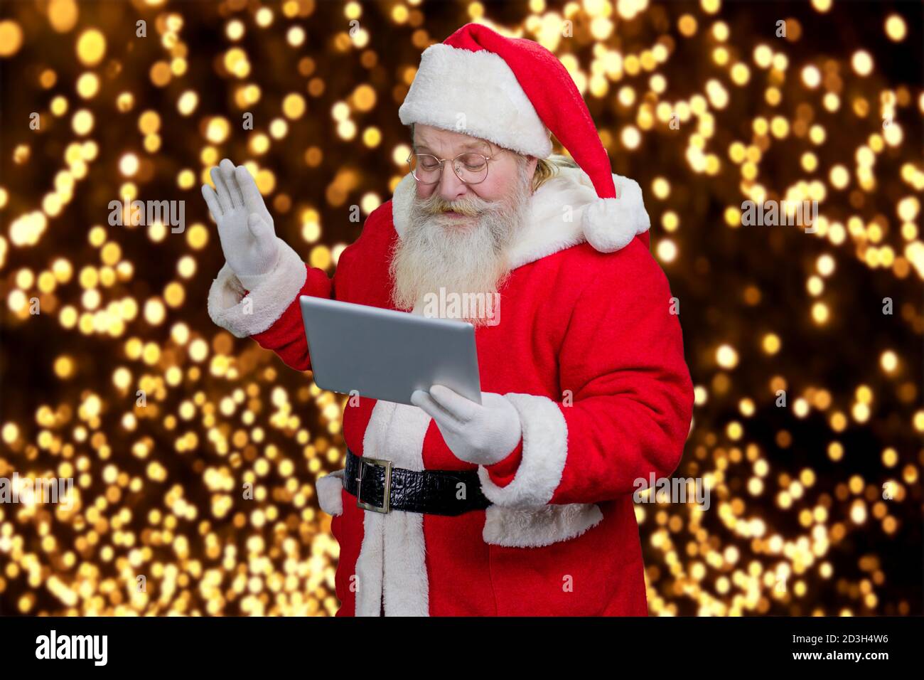 Le Père Noël lisant une lettre. Banque D'Images