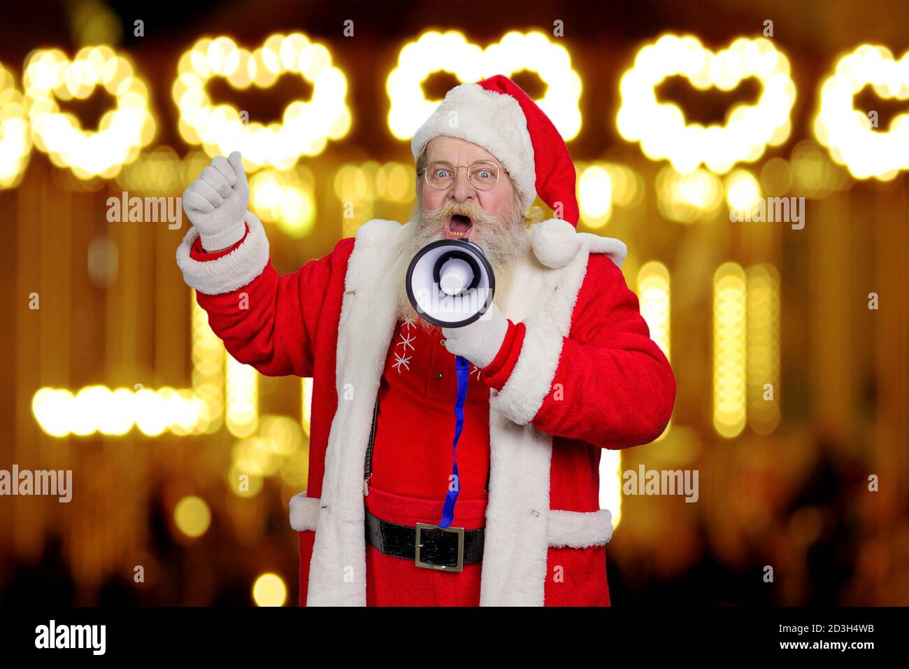 Le Père Noël criait en mégaphone. Banque D'Images