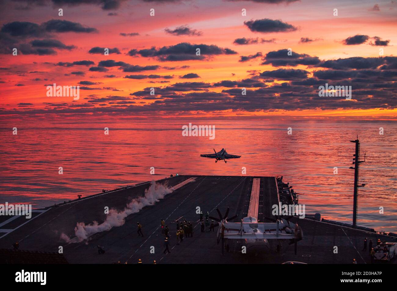 Un Super Hornet F/A-18e de la Marine américaine, attaché au Wildcats of Strike Fighter Squadron 131, est lancé depuis le pont de vol du porte-avions de la classe Nimitz USS Dwight D. Eisenhower jusqu'au coucher du soleil le 1er octobre 2020 dans l'océan Atlantique. Banque D'Images