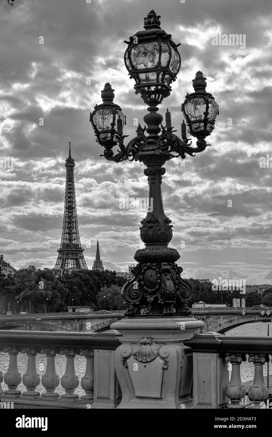 Vue verticale en niveaux de gris de la Tour Eiffel depuis la Seine Banque D'Images