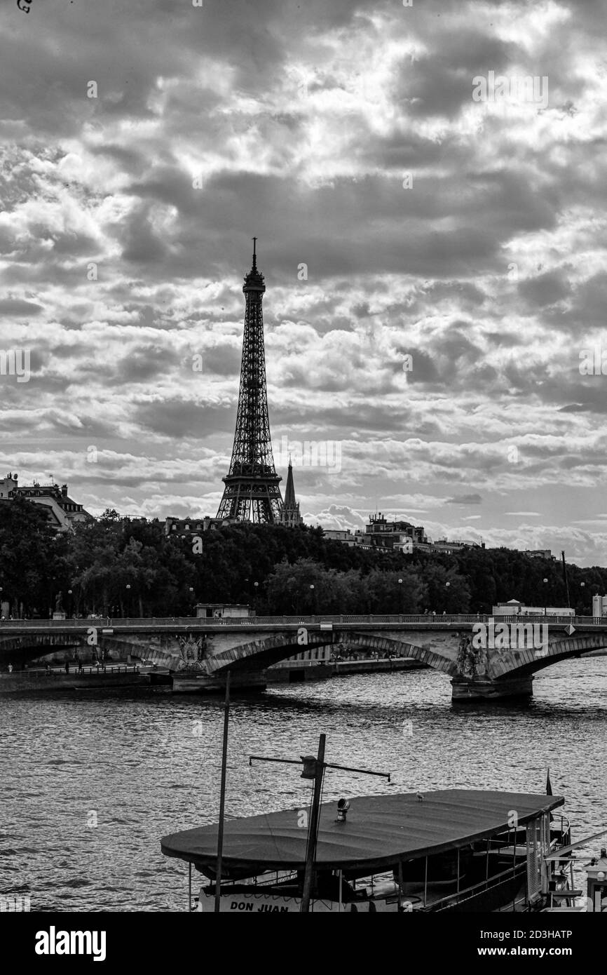 Vue verticale en niveaux de gris de la Tour Eiffel depuis la Seine Banque D'Images