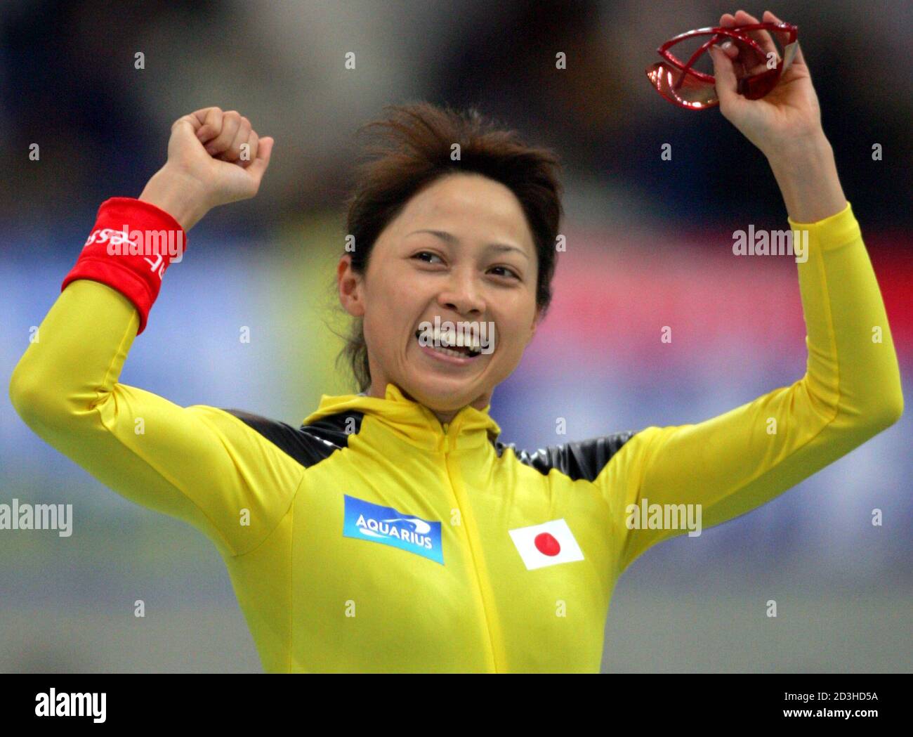 Tomomi Okazaki Du Japon Celebre Apres S Etre Placee Troisieme Dans Le Patinage De Vitesse Feminin De 1 000 Metres De La Coupe Du Monde De L Uip A M Wave A Nagano Dans Le Centre