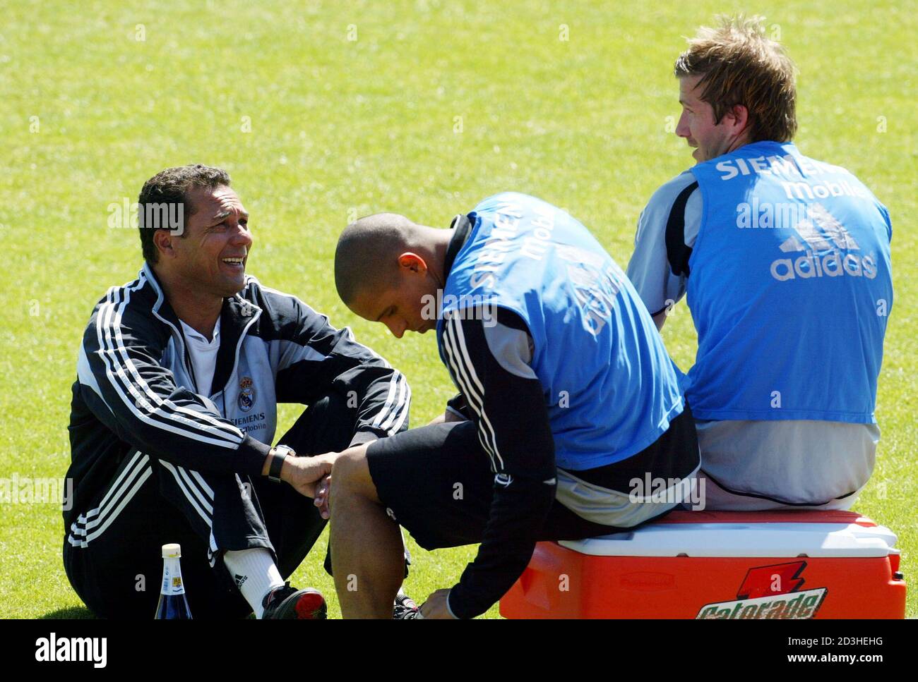 Real Madrid S Coach Luxemburgo Speaks To British Midfielder Beckham And Brazilian Player Carlos During Training Near Madrid Real Madrid S Coach Vanderlei Luxemburgo L Of Brazil Speaks To British Midfielder David Beckham R