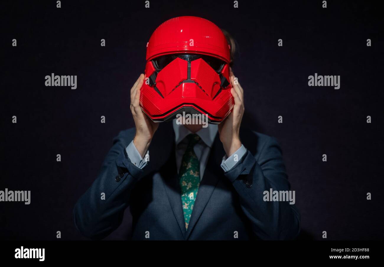 Bonhams, Knightsbridge, Londres, Royaume-Uni. 8 octobre 2020. La vente de souvenirs de divertissement de Bonhams comprend un rare casque Sith Trooper de Star Wars: The Rise of Skywalker (2019), gracieusement offert à l'activité caritative de BAFTA par Lucasfilm, toute l'année. Le casque a été créé par Michael Kaplan, designer de costumes primé de BAFTA, dans une couleur rouge saisissante, en distinguant les nouveaux stormtroopers des forces blindées blanches classiques aimées par les générations précédentes. Il a une estimation de £20,000-30,000. Crédit: Malcolm Park/Alay Banque D'Images