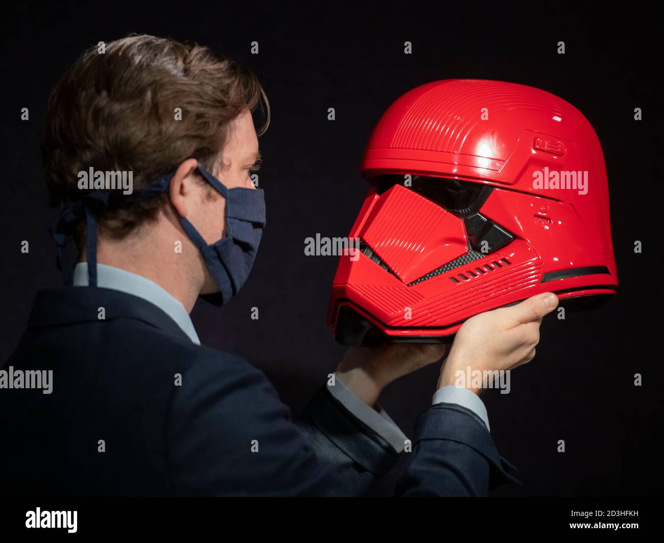 Bonhams, Knightsbridge, Londres, Royaume-Uni. 8 octobre 2020. La vente de souvenirs de divertissement de Bonhams comprend un rare casque Sith Trooper de Star Wars: The Rise of Skywalker (2019), gracieusement offert à l'activité caritative de BAFTA par Lucasfilm, toute l'année. Le casque a été créé par Michael Kaplan, designer de costumes primé de BAFTA, dans une couleur rouge saisissante, en distinguant les nouveaux stormtroopers des forces blindées blanches classiques aimées par les générations précédentes. Il a une estimation de £20,000-30,000. Crédit: Malcolm Park/Alay Banque D'Images