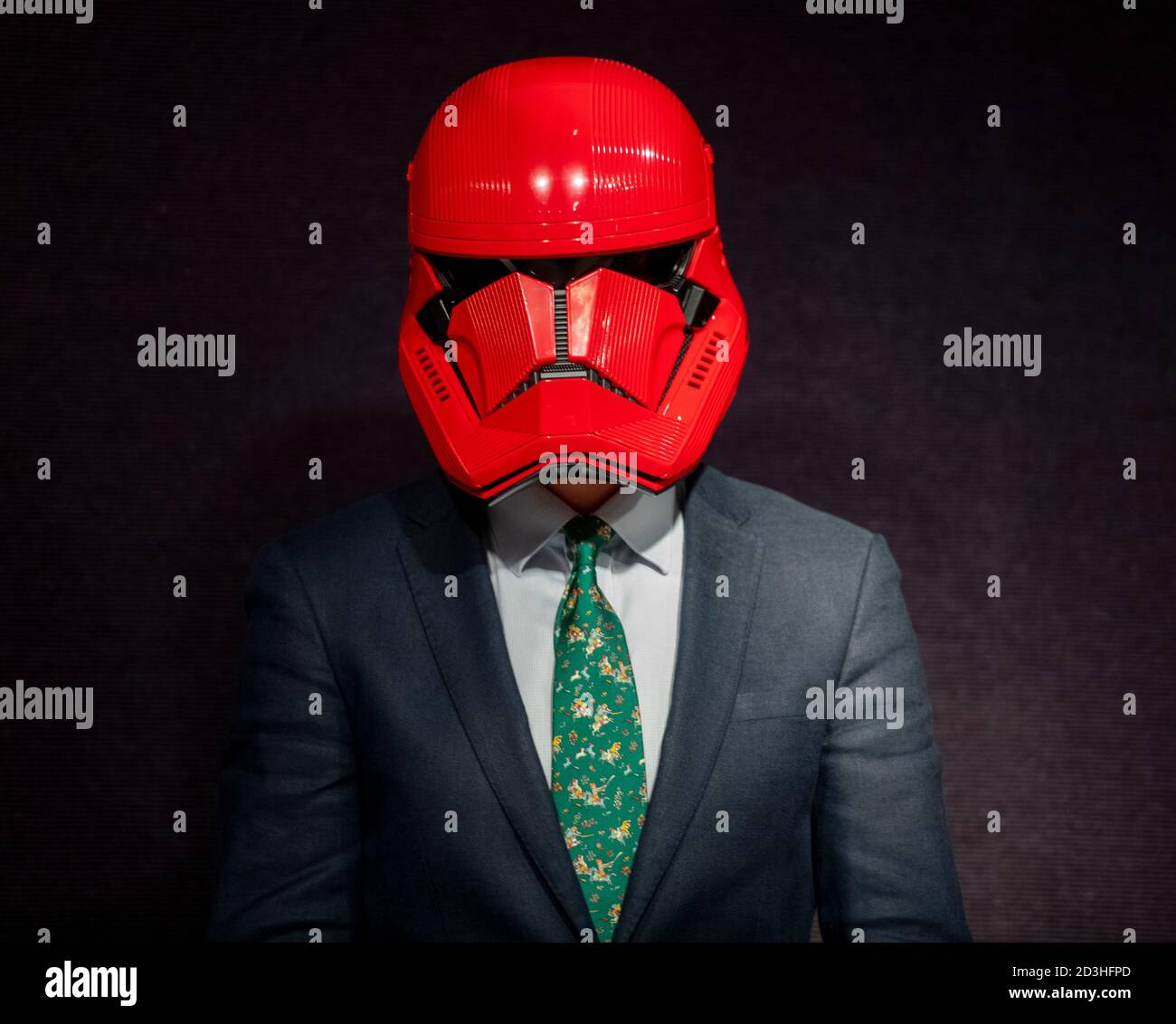 Bonhams, Knightsbridge, Londres, Royaume-Uni. 8 octobre 2020. La vente de souvenirs de divertissement de Bonhams comprend un rare casque Sith Trooper de Star Wars: The Rise of Skywalker (2019), gracieusement offert à l'activité caritative de BAFTA par Lucasfilm, toute l'année. Le casque a été créé par Michael Kaplan, designer de costumes primé de BAFTA, dans une couleur rouge saisissante, en distinguant les nouveaux stormtroopers des forces blindées blanches classiques aimées par les générations précédentes. Il a une estimation de £20,000-30,000. Crédit: Malcolm Park/Alay Banque D'Images