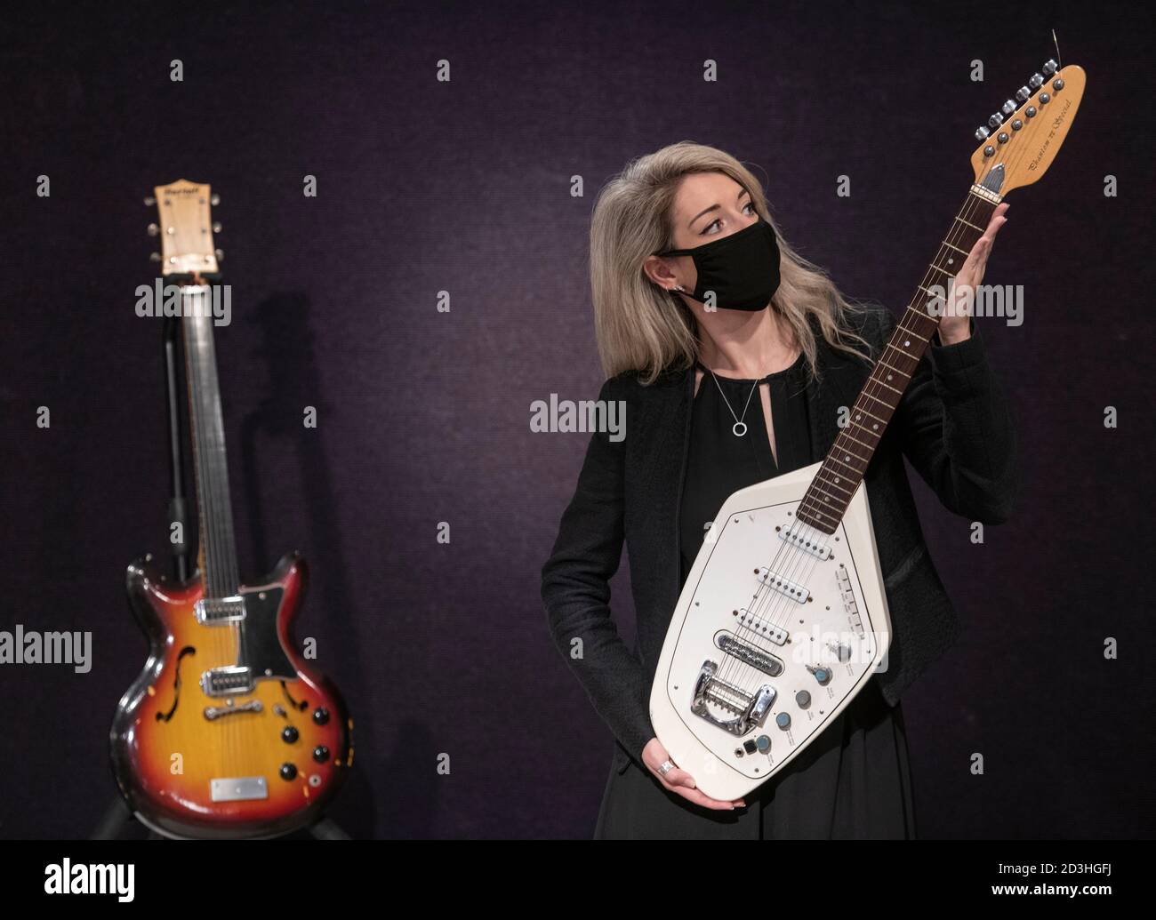 Bonhams, Knightsbridge, Londres, Royaume-Uni. 8 octobre 2020. La vente de souvenirs de divertissement de Bonhams comprend (à gauche) la rare guitare électrique Bartell Fretless de George Harrison, qui lui a été présentée en 1967, qui mène la vente avec une estimation de 200,000 à 300,000 livres sterling; (À droite) la guitare utilisée par le leader et parolier de Joy Division Ian Curtis dans la vidéo musicale pour leur succès intemporel ‘Love will Tear US Apart’, offert par Natalie, la fille d’Ian. Il a une estimation de £60,000-80,000. Crédit: Malcolm Park/Alay Banque D'Images