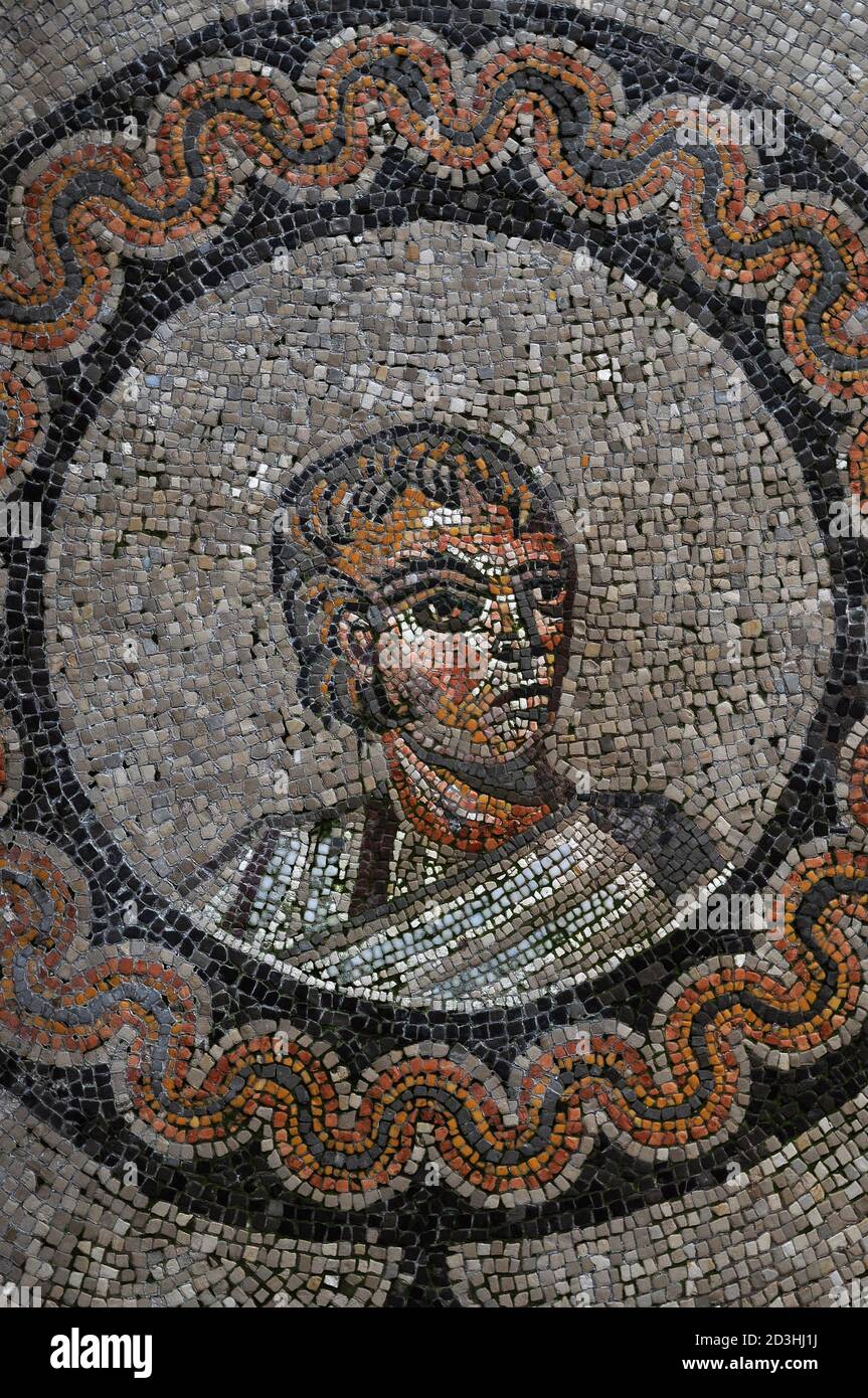 Jeune homme dans un tosa rayé bleu et blanc. Détail de la vaste mosaïque de 300s AD dans la basilique de Santa Maria Assunta à Aquileia, Friuli Venezia Giulia, Italie. Créé par les premiers artistes chrétiens comme le christianisme s'étend à travers l'Empire romain. Banque D'Images