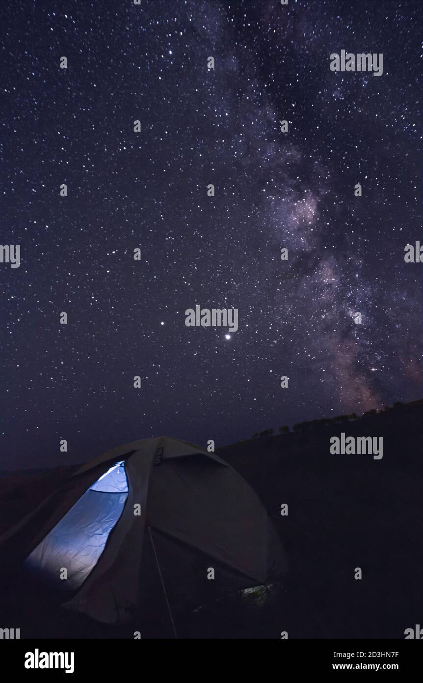 Milky Way au-dessus du camping, Altaï, Russie Banque D'Images