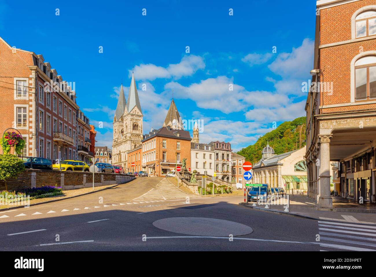 Rues du centre ville de Spa, province de Liège, Wallonie, Belgique. Le spa est réputé pour ses sources minérales naturelles et son circuit Spa-Francorchamps. Banque D'Images