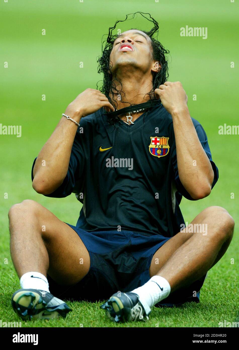 L'avant brésilien Ronaldinho ajuste son bandeau lors de son entraînement  pour son nouveau club FC Barcelona au stade Lincoln Financial Field,  Philadelphie, Pennsylvanie, le 2 août 2003. Le FC Barcelona doit jouer