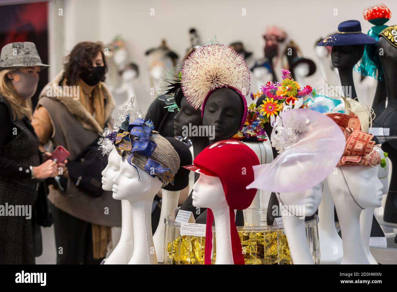 Londres, Royaume-Uni. 8 octobre 2020. Les visiteurs peuvent voir toute une  gamme de chapeaux à l'exposition de la semaine du chapeau de Londres 2020 –  vers l'avenir et vers l'arrière. 200 chapeaux