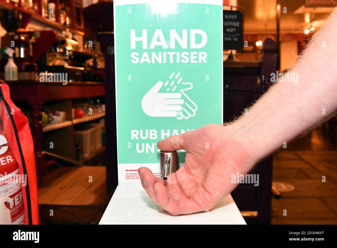 Feature on the Track and Trace Systems in use on Wind Street Swansea.No Sign Bar - Manager Adrian Miller Track and Trace Systems sont en place au Royaume-Uni et dans le monde entier, pour aider à trouver les porteurs possibles de la pandémie Covid-19 du coronavirus qui a balayé le monde en 2020. Dans les bars et les restaurants du monde entier, les gens doivent donner leur nom et leur numéro à leur arrivée, et si quelqu'un trouve qu'ils ont un coronavirus, ils en informent le lieu, qui contacte à son tour les personnes qui étaient également dans le lieu en même temps que la personne infectée. Les gens devront alors passer un test, et s'isoler eux-mêmes f Banque D'Images