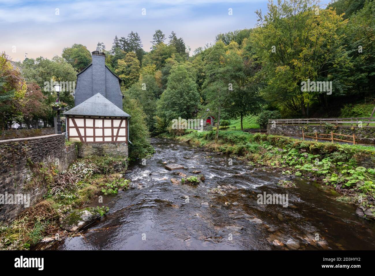 Rivière RUR le long du parc de la vieille ville historique de Monschau, Allemagne. Banque D'Images