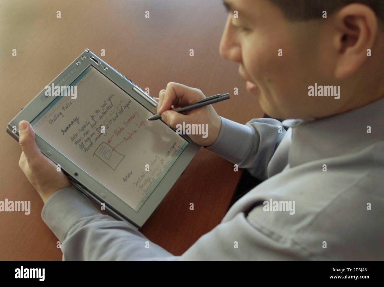 Charlton Lui Responsable Du Developpement Microsoft Presente Un Prototype De Tablette Acer Le 7 Novembre 01 Bill Gates President De Microsoft Et Architecte Logiciel En Chef A Presente Plusieurs Prototypes De Tablet