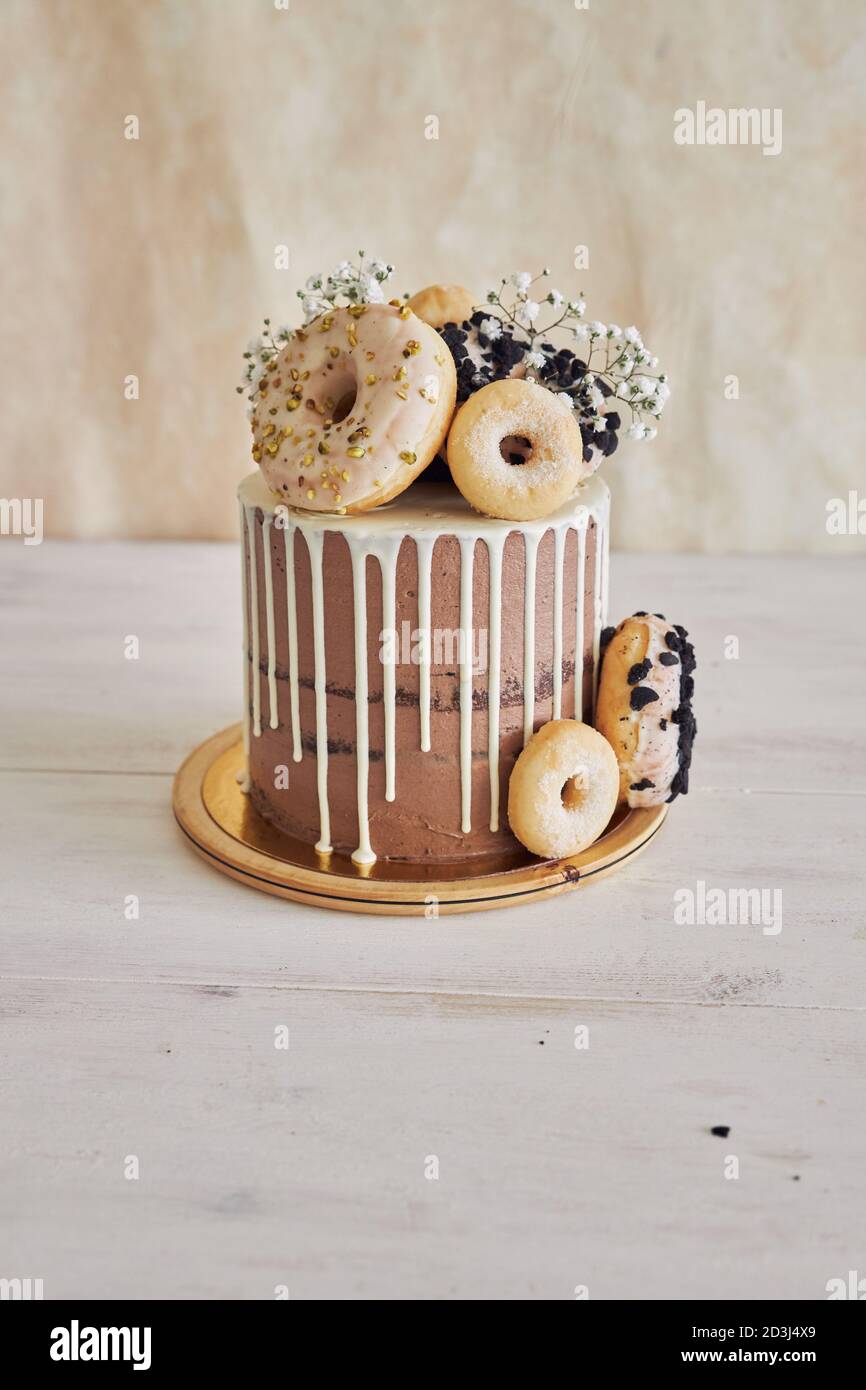 Gros Plan Vertical De Delicieux Gateau D Anniversaire Au Chocolat Donut Avec Beignets Sur Le Dessus Et Egouttement Blanc Photo Stock Alamy