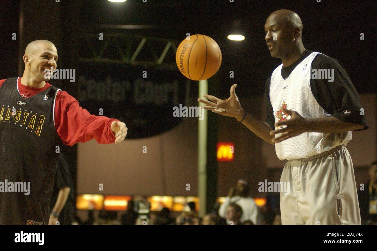 Les Washington Wizards Michael Jordan (R) et le New Jersey net Jason Kidd  blague autour de leur NBA All-Star session de pratique à Atlanta, le 8  février 2003. Jordan jouera dans son