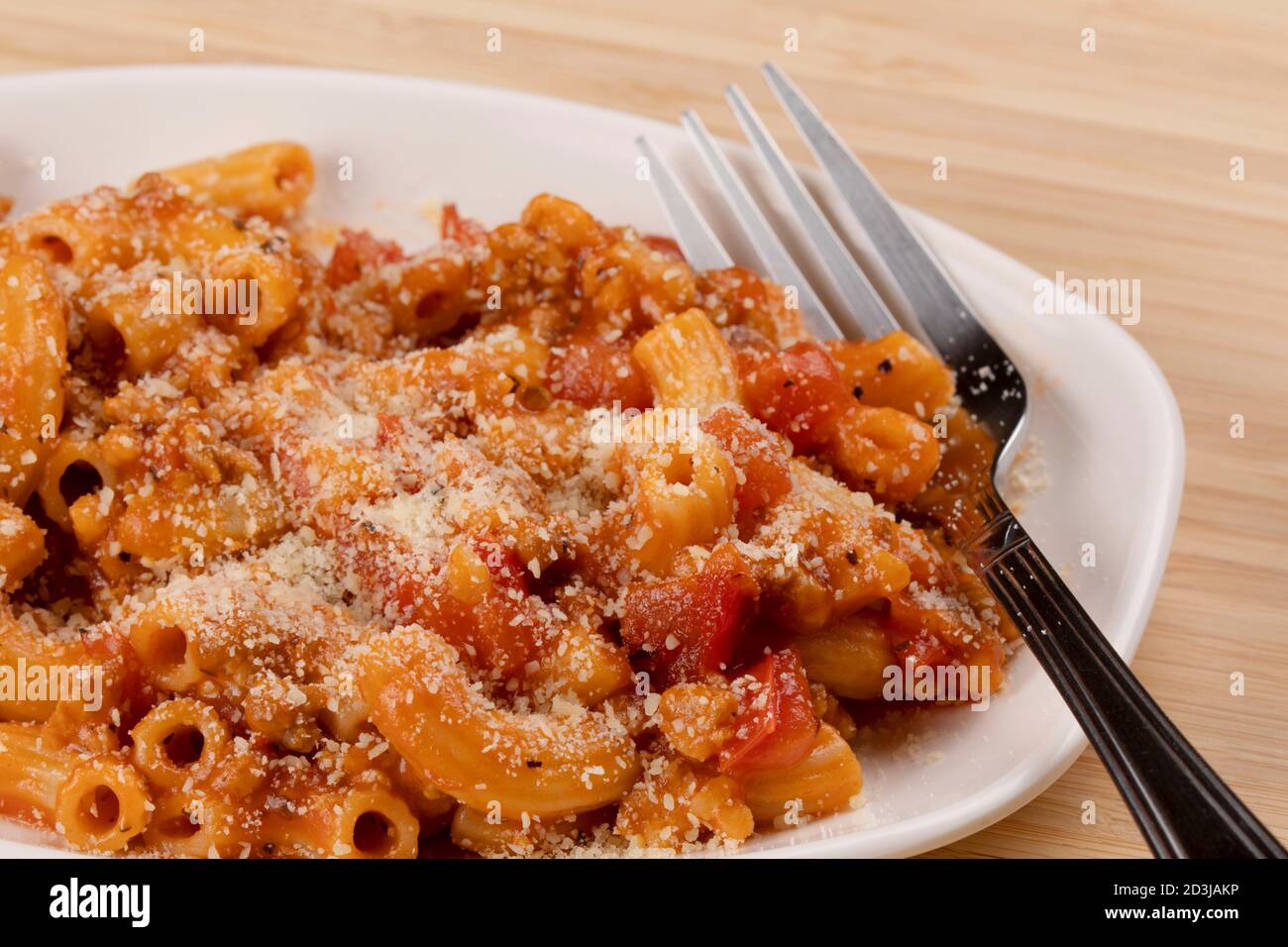 Un délicieux repas de macaroni au coude avec sauce aux pâtes et parmesan Banque D'Images