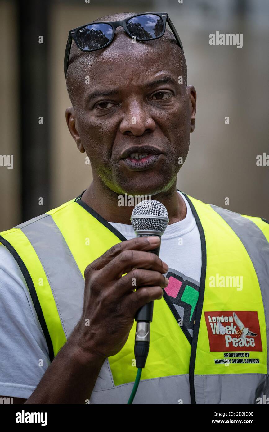 Les partisans de Black Lives Matter se réunissent à l'extérieur du New Scotland Yard de Westminster pour protester contre la brutalité policière, Londres, Royaume-Uni. Banque D'Images