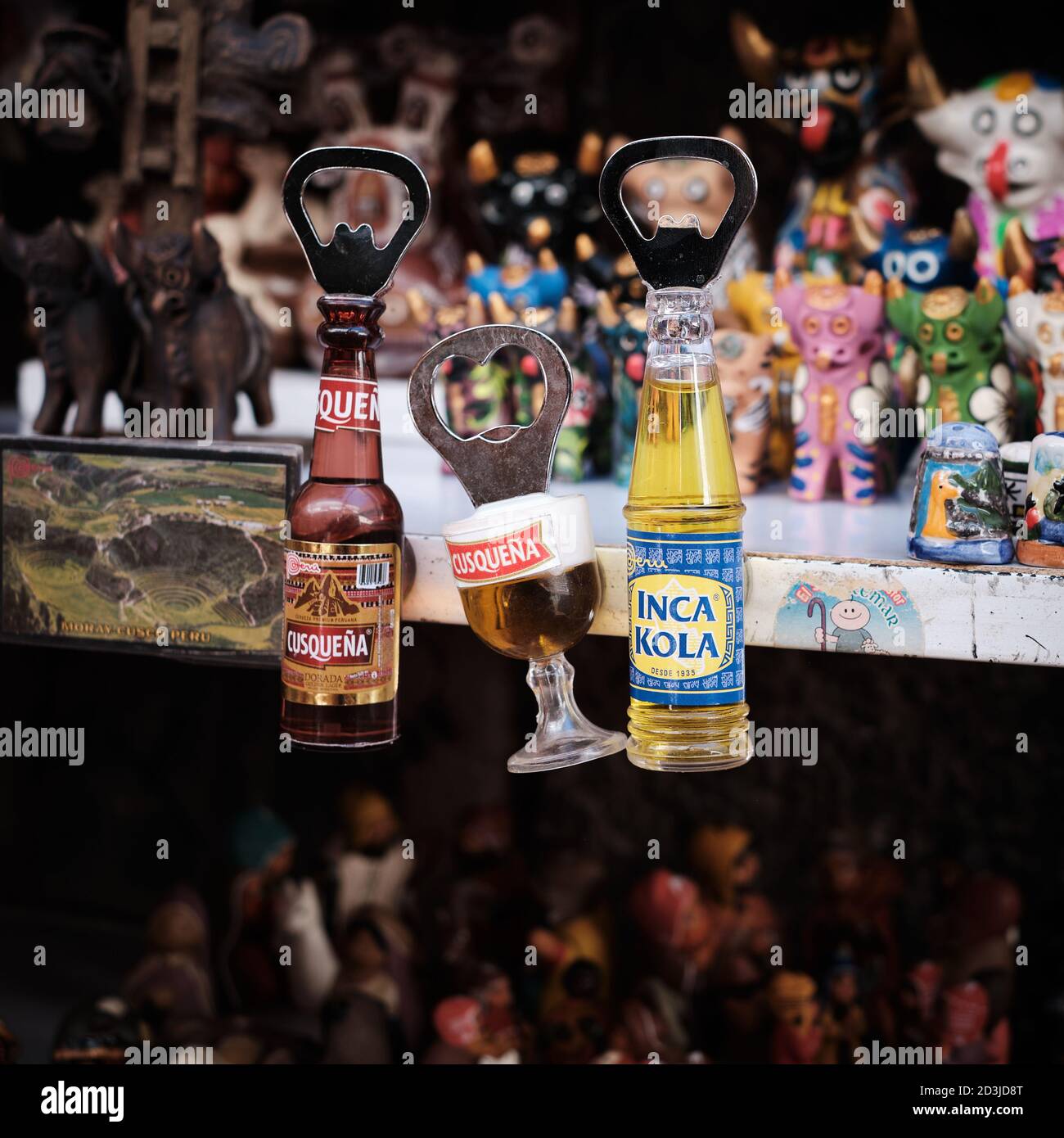 Ouvre-bouteilles de la bière Cusquena et de l'Inca Kola dans une cabine souvenir du marché Pisac Pisaq, au Pérou Banque D'Images