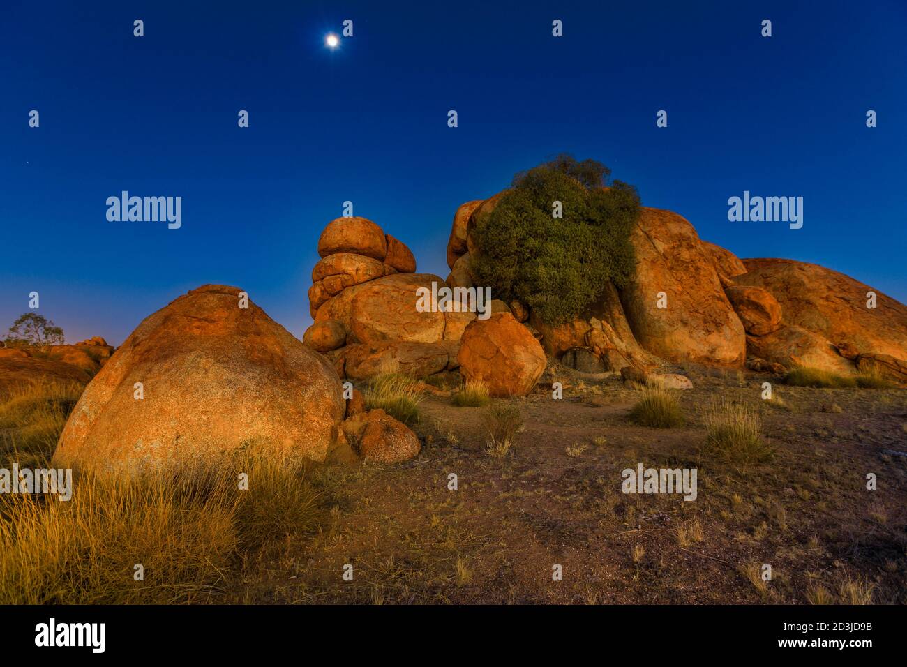 Paysage nocturne de l'outback australien de blocs de granit Devils Marbles la nuit. Karlu Karlu - Réserve de conservation des Devils Marbles dans le Nord Banque D'Images