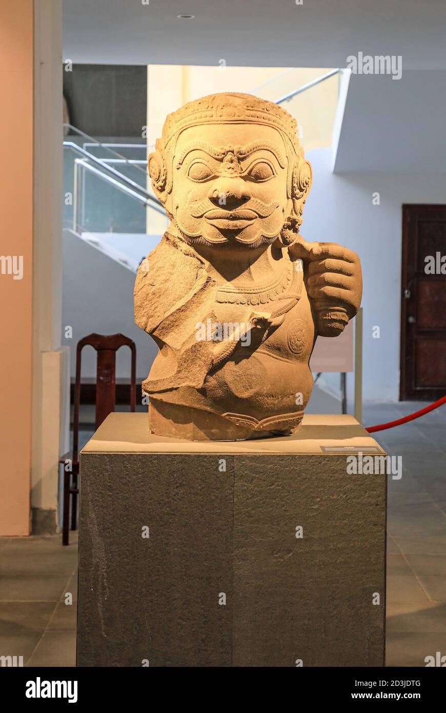 Une sculpture de Ho phap, un dharmapāla, un type de dieu jeune, au Musée de Sculpture de Cham, Danang, Vietnam, Asie Banque D'Images