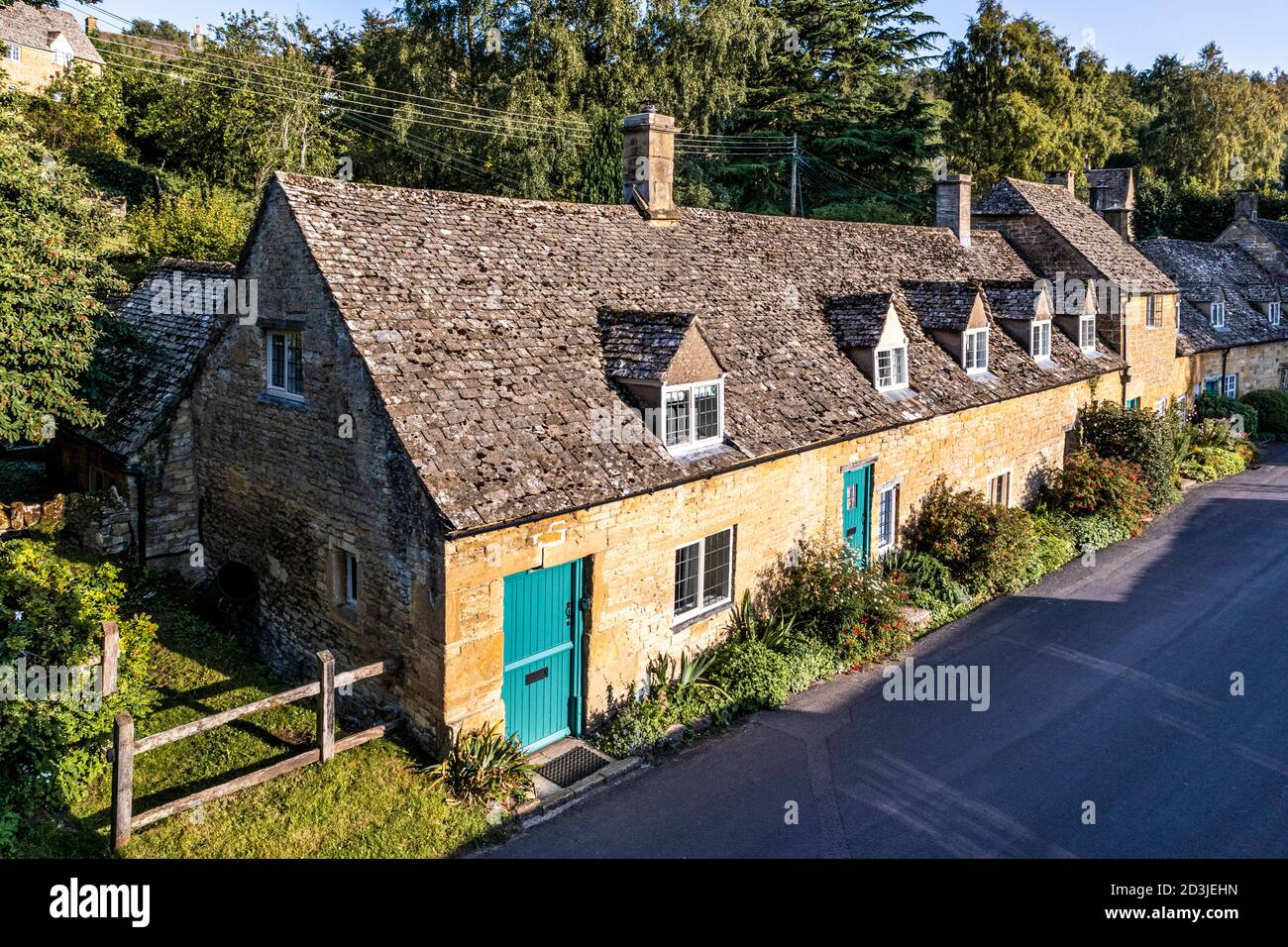 Lumière du soir sur une rangée de cottages dans le village Cotswold de Snowshill, Gloucestershire Royaume-Uni Banque D'Images