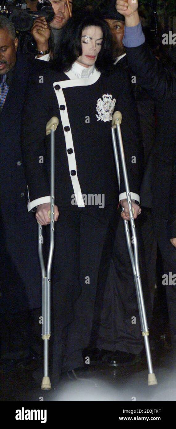 Le popstar américain Michael Jackson arrive à l'Oxford University Union sur des béquilles, pour donner une conférence, et lancer son initiative mondiale pour les enfants 'Heal the Kids' le 6 mars 2001. Jackson parlera du bien-être de l'enfant, de l'équilibre entre l'amour et la famille et de sa charité, 'Heal the Kids' et sera rejoint par son cofondateur Rabbi Shmuley Boteach et psychique Uri Gellar. DC/BR/AA Banque D'Images